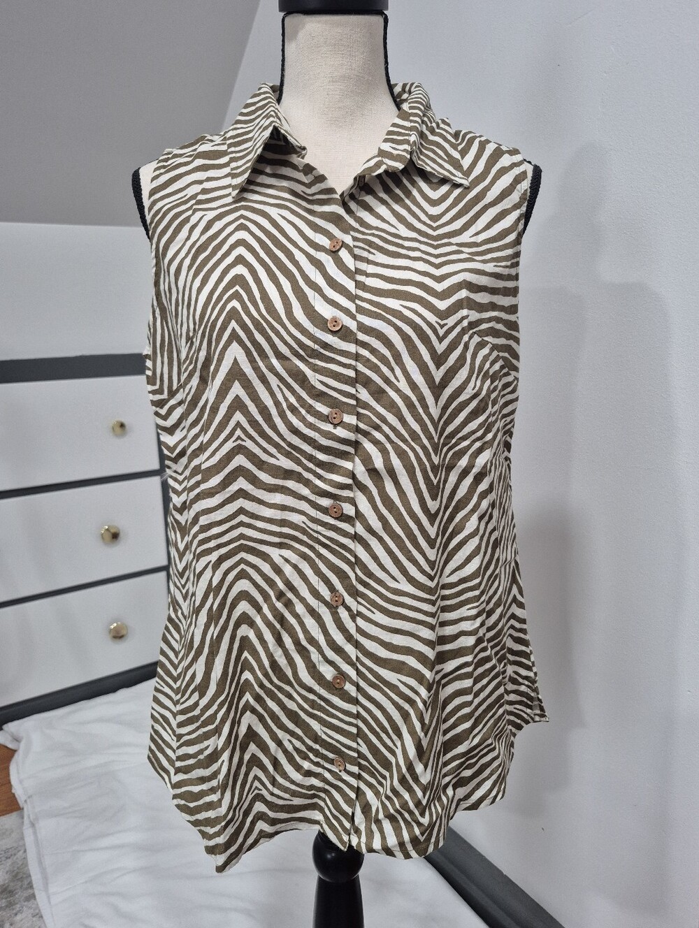 D&Co Linen Blend Olive Green And Off White Sleeveless Blouse